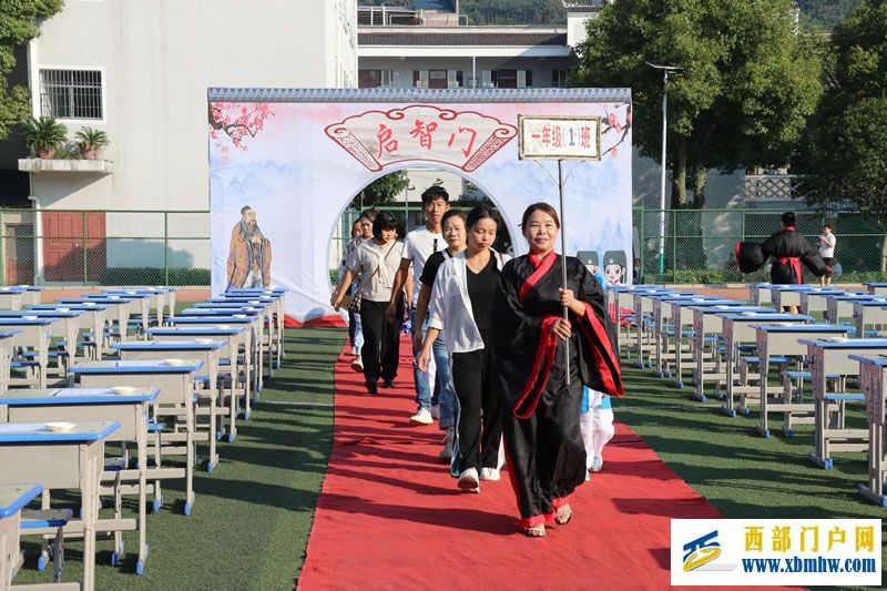 鎮(zhèn)遠(yuǎn)縣青溪鎮(zhèn)中心小學(xué)一年級(jí)新生開筆禮活動(dòng)